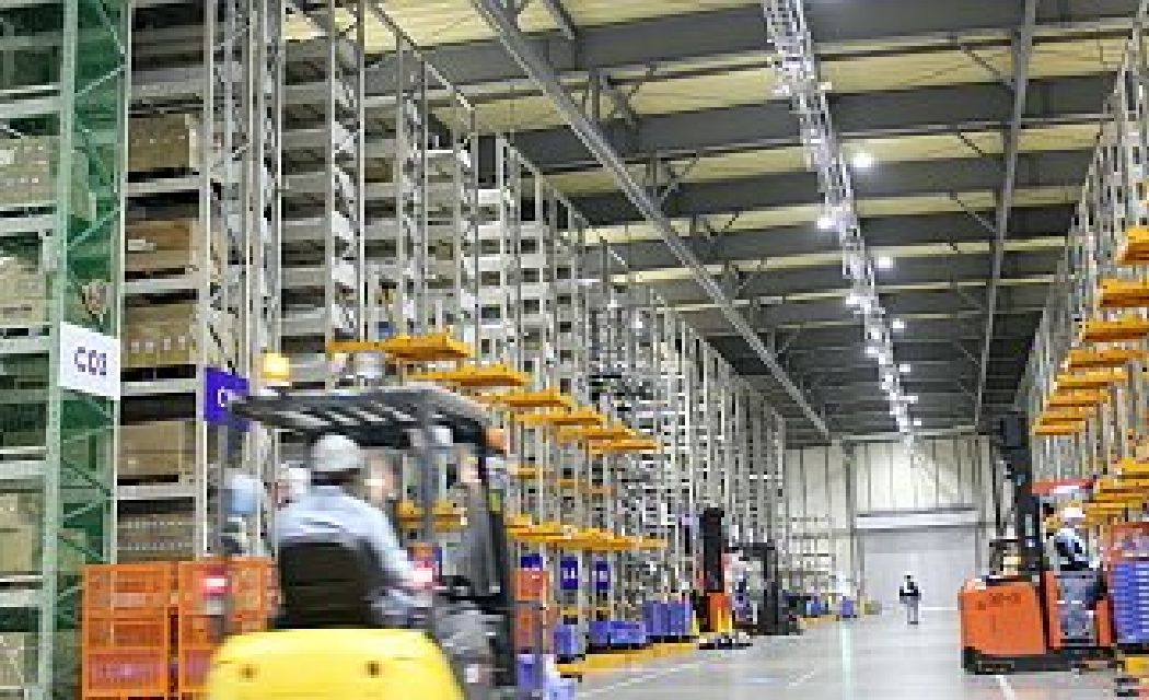 センター内に設置されている高層ラック